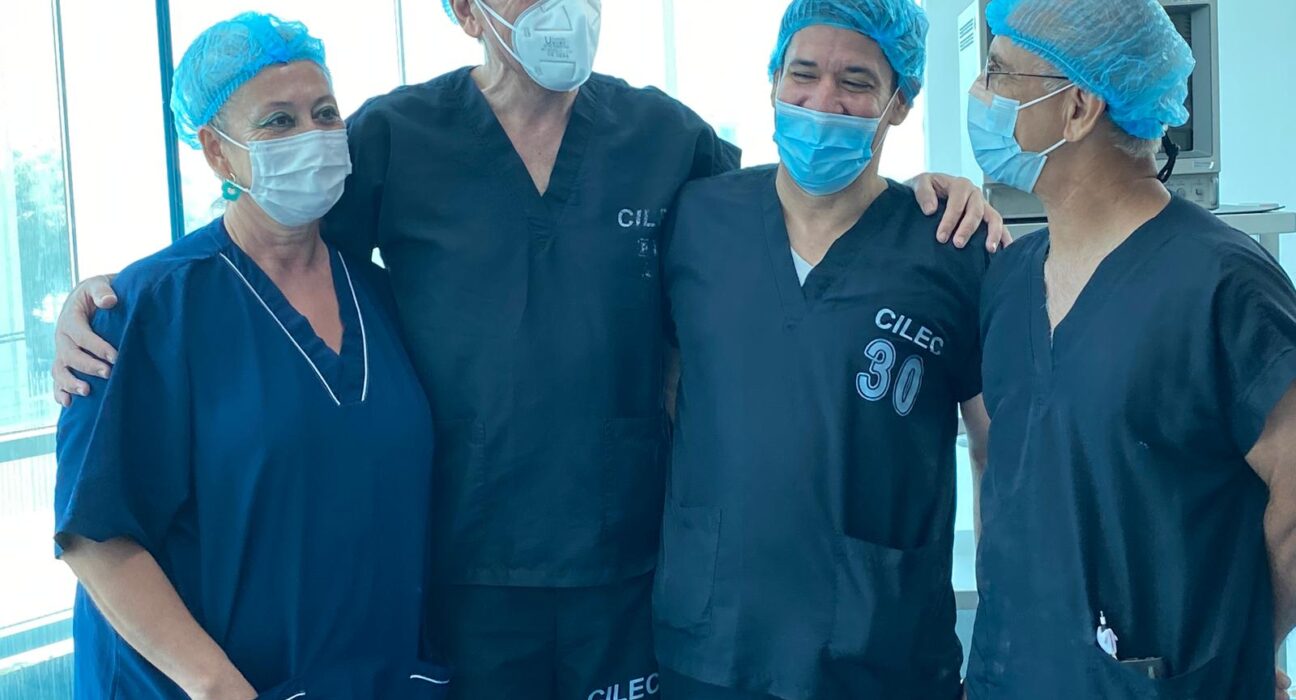 Médicos en Cartagena tras la cirugía de vNotes.